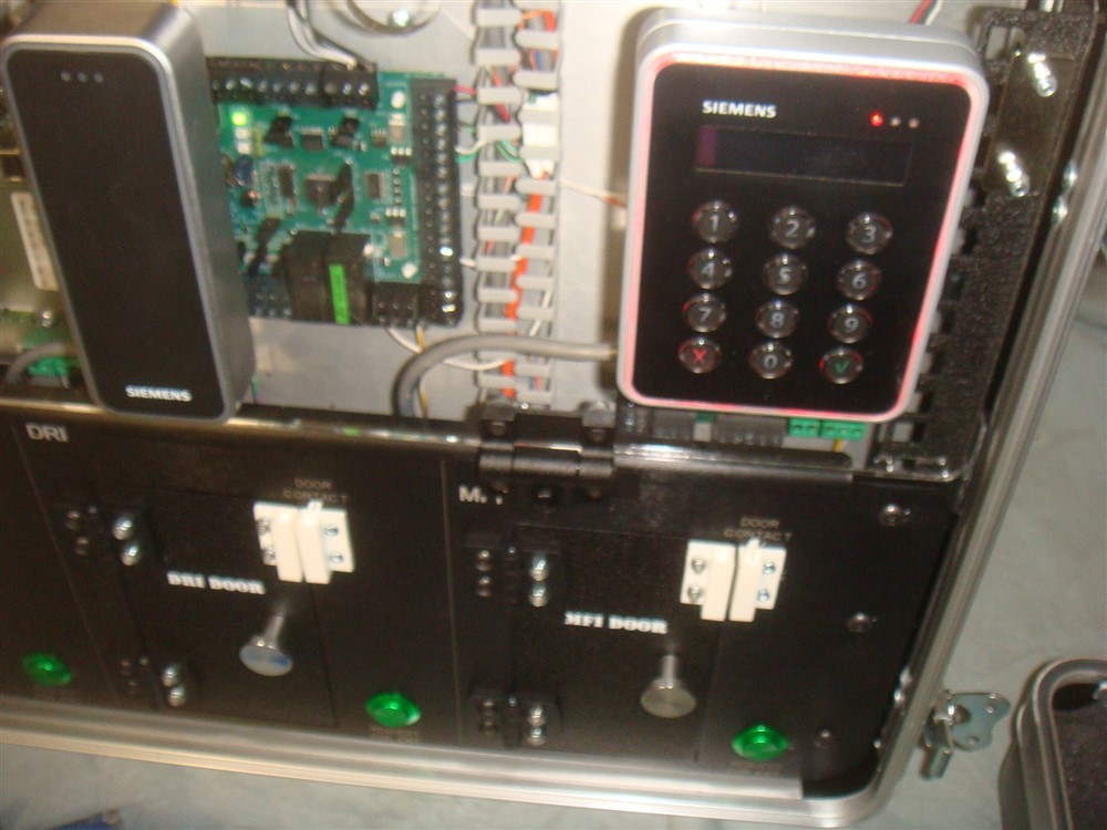SIEMENS ACCESS CONTROL SIMULATOR/DISPLAY CASE WITH AR20M-MF & AR40S-MF READERS