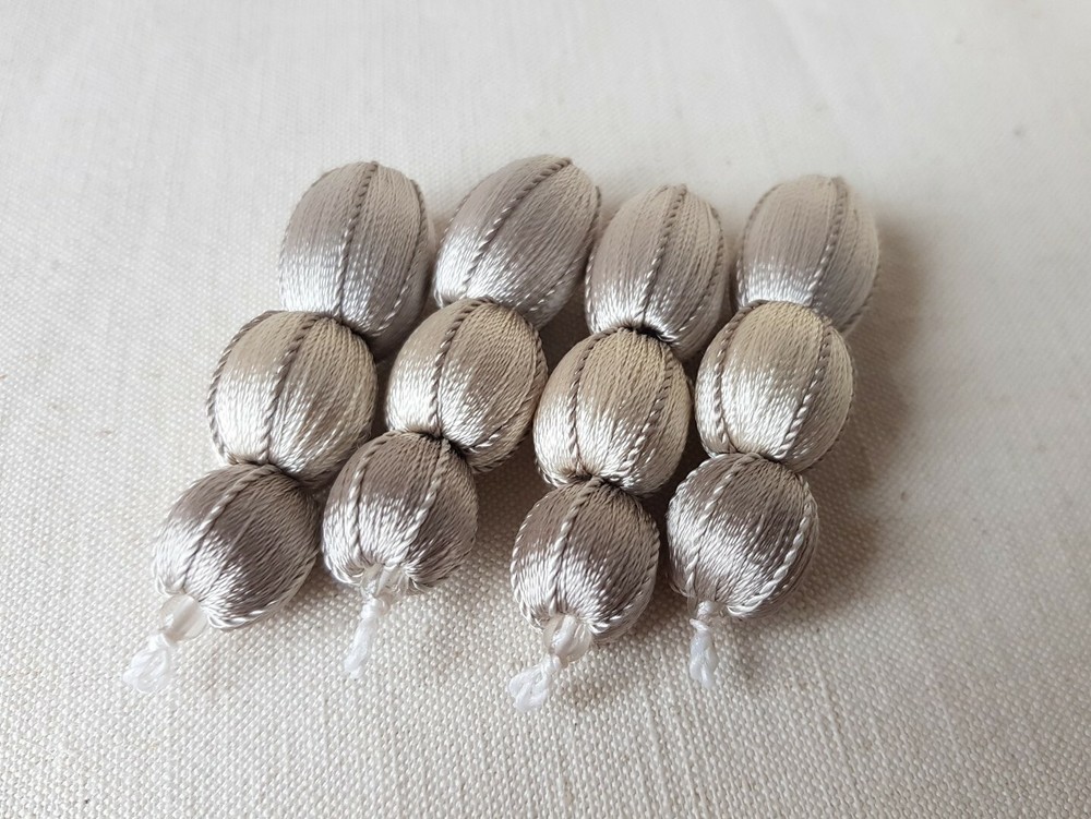 WELL TRIMMINGS 2 PAIRS 3 BEADS BEIGE REF 9.3PB