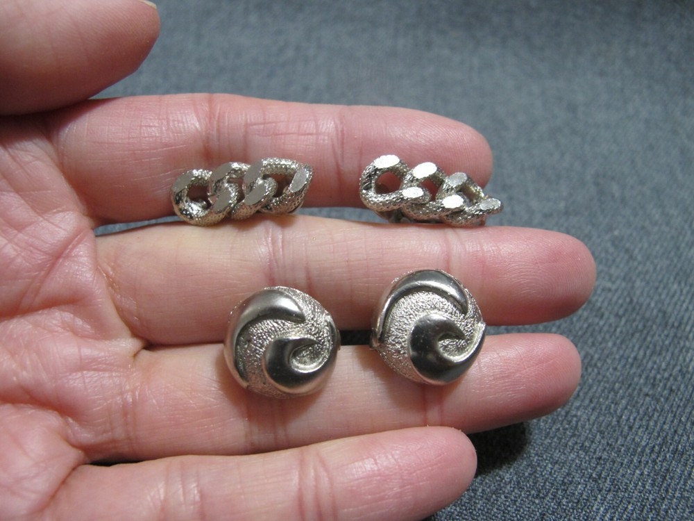 Vintage stripped chain & rounded with scrolls silvertone metal earrings