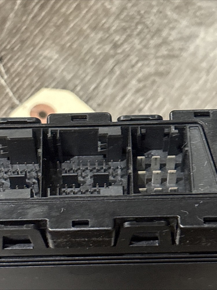 PETERBILT CAB CONTROL MODULETHIS PART IS PROGRAMMAB Q21-1126-500-500 Broken