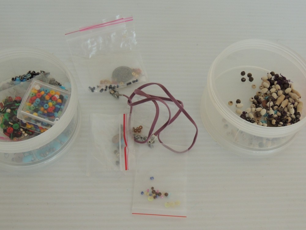 Round Stack Plastic Storage Small Bead Stone Jewelry Organizer W/BEADS LOT