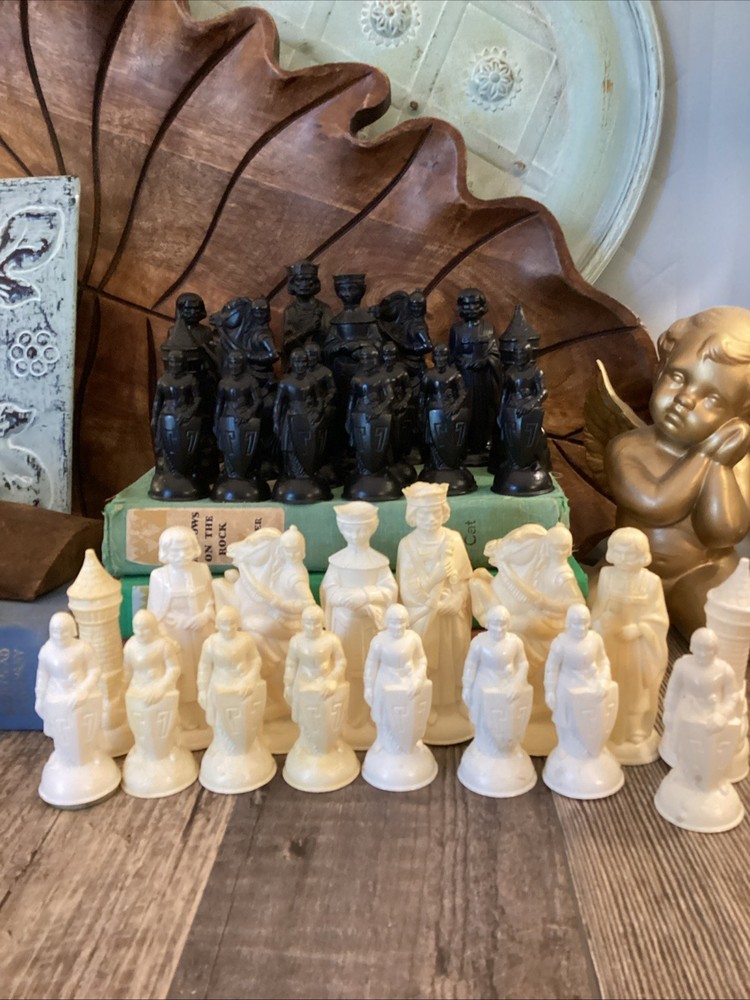 1959 E.S.Lowe RENAISSANCE 32-Pc Chessmen Figure Set