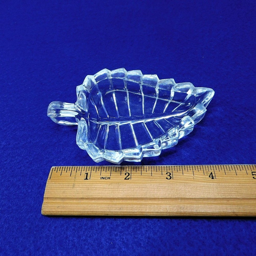 Showcase Crystal Leaf Dish Set of 2 Original box