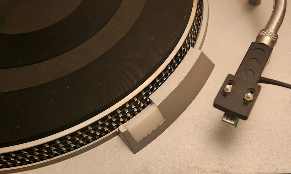 Technics SL-220 Frequency Turntable w Audio-Technica ATMV95E Cartridge/Headshell