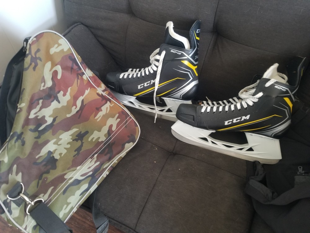 CCM 9042 Ice Skates with Camo Bag
