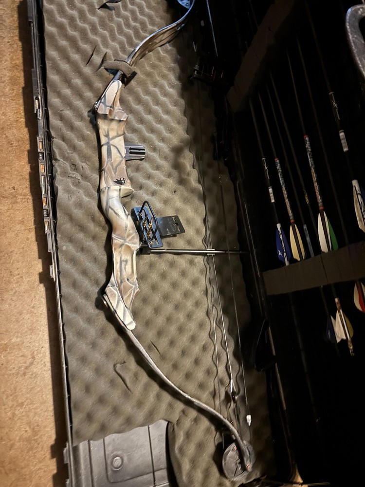 Bear Whitetail Legend Compound Bow + TrueFire Trigger Release, Arrows and Case