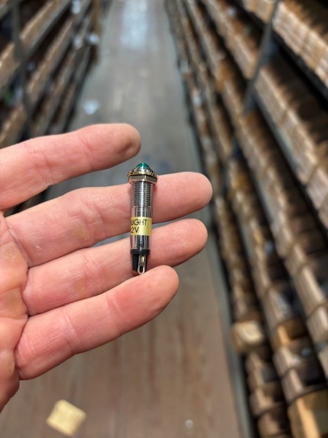 609-1212-130 DIALIGHT INDICATOR LIGHT NEW SURPLUS