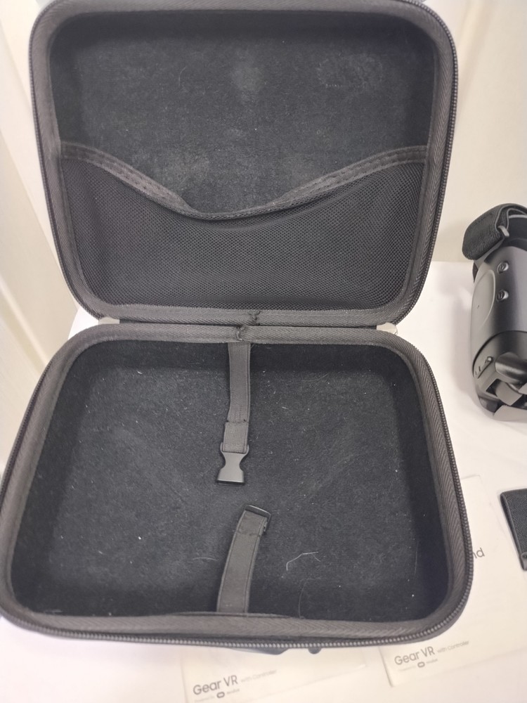 Samsung Gear VR Oculos with Controller Carry Case Hermit Shell Black Used