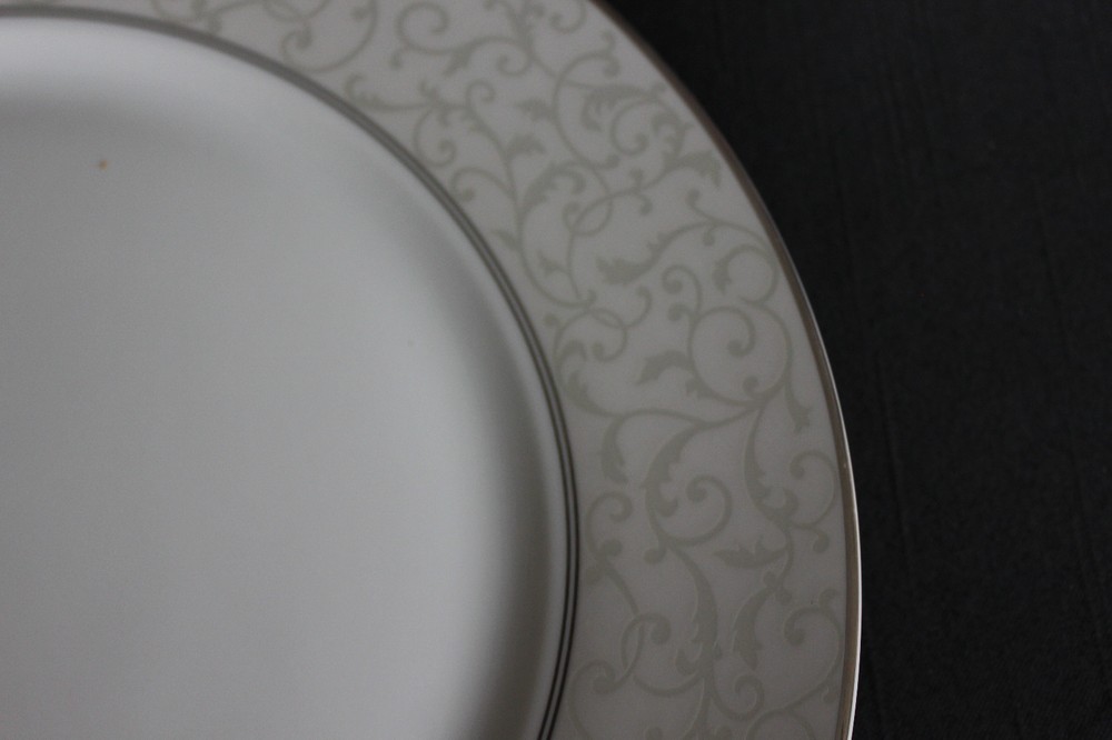 MIKASA "PARCHMENT" L3438 (1) DINNER PLATE