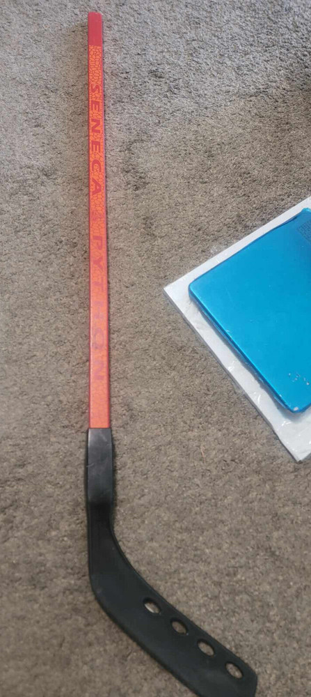 SENECA PYTHON Hockey stick red black