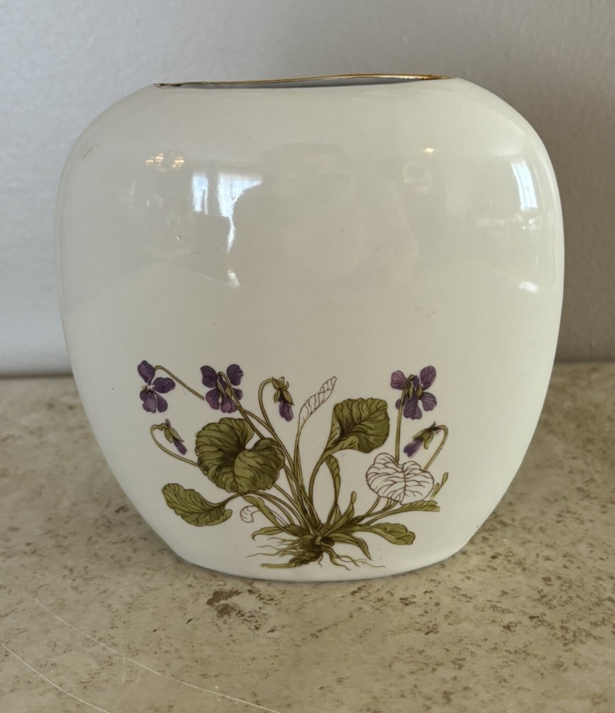 Porcelain Violet Vase (Otagiri)