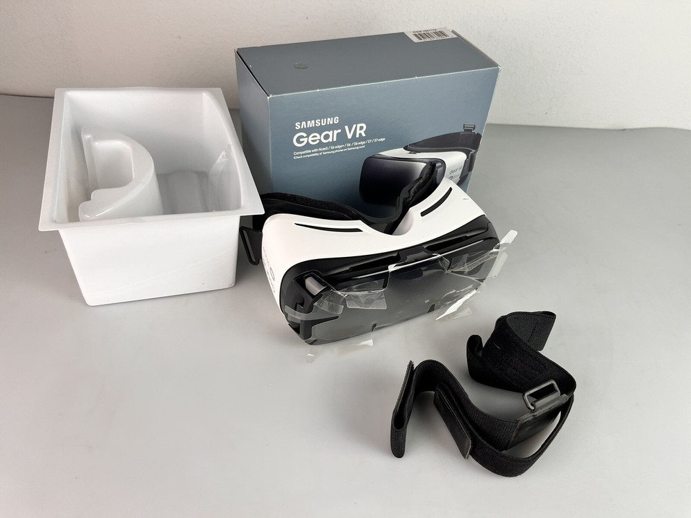 New - Samsung Gear VR powered by Oculus