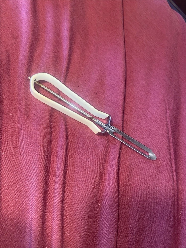 Vegetable Floating Blade Peeler Stainless White Rubber Handle 6"