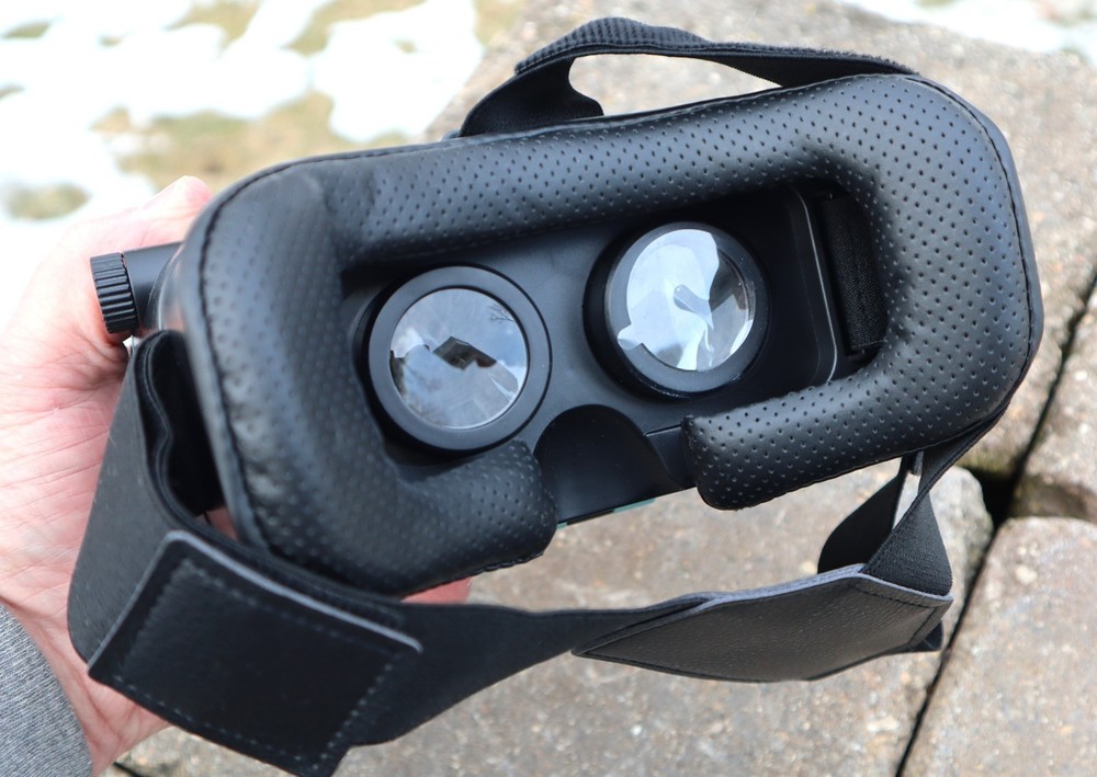 Utopia 360 Virtual Reality 3D Headset + Bluetooth Controller In Original Box