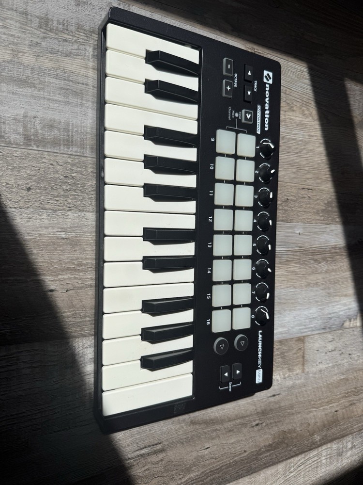 Novation Launchkey Mini MK2 USB MIDI Keyboard Controller