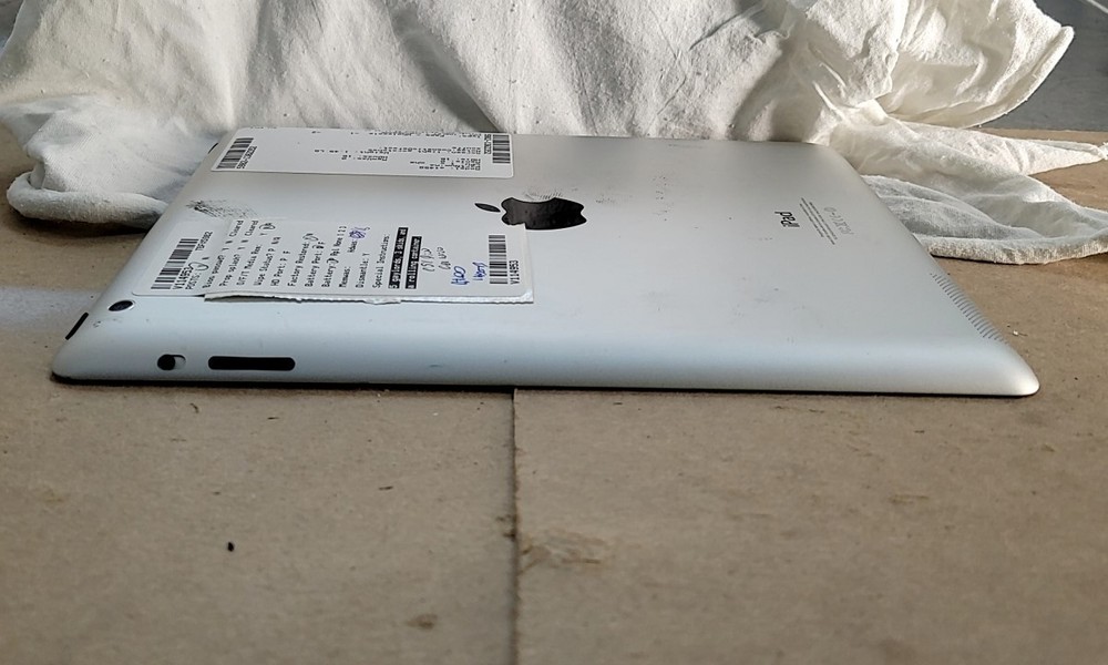 APPLE A1458 iPad 4th Gen 9.7" Tablet 16GB SILVER SEE NOTES