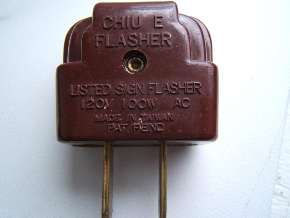 VINTAGE CHIU E BAKELITE FLASHER PLUG ADAPTER