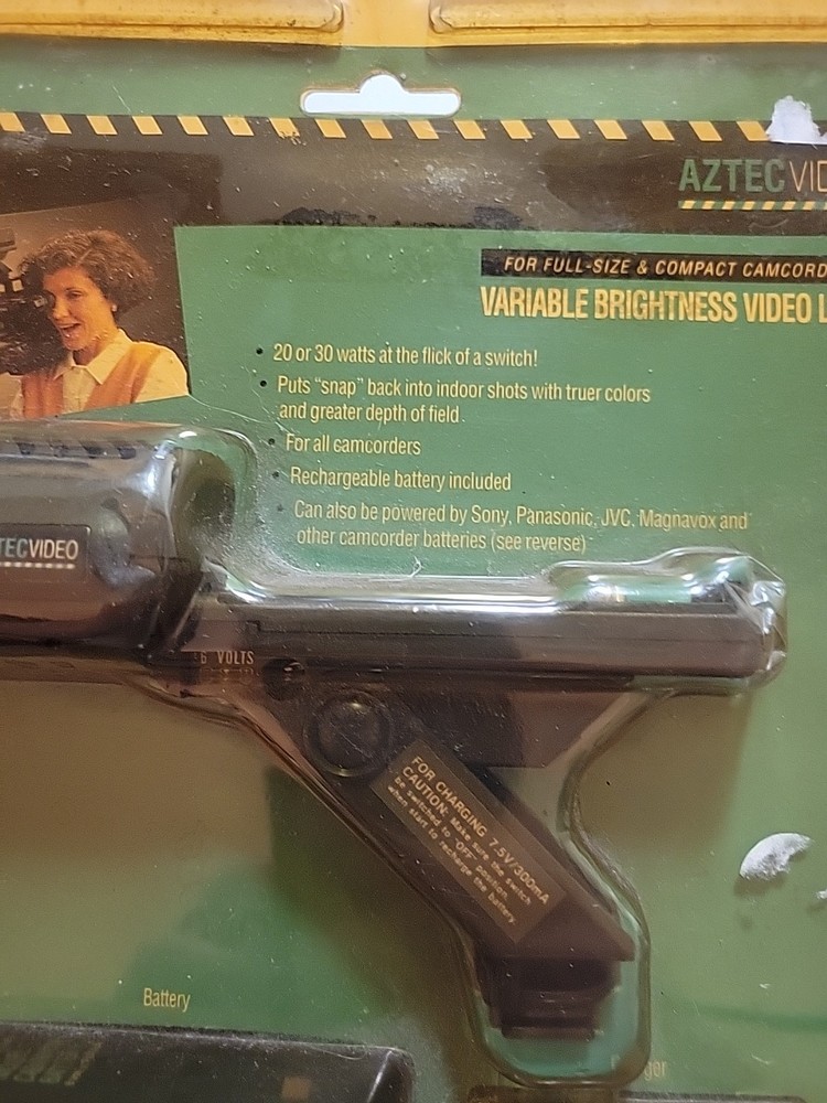 AZTEC VIDEO VARIABLE BRIGHTNESS VIDEO LIGHT FOR CAMCORDERS