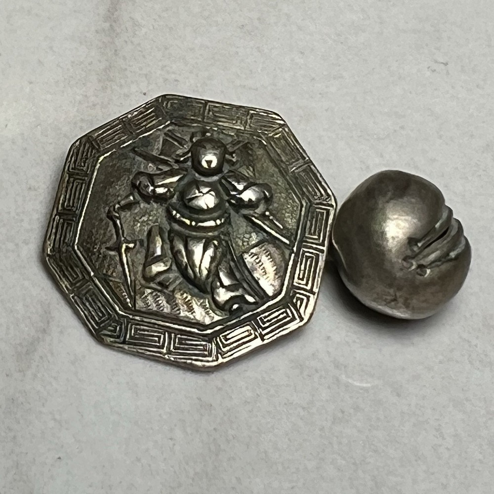 VINTAGE SAMURAI OR FIGURAL SILVER TOGGLE BUTTON Octagon shape 4.19g (Tiny hole )