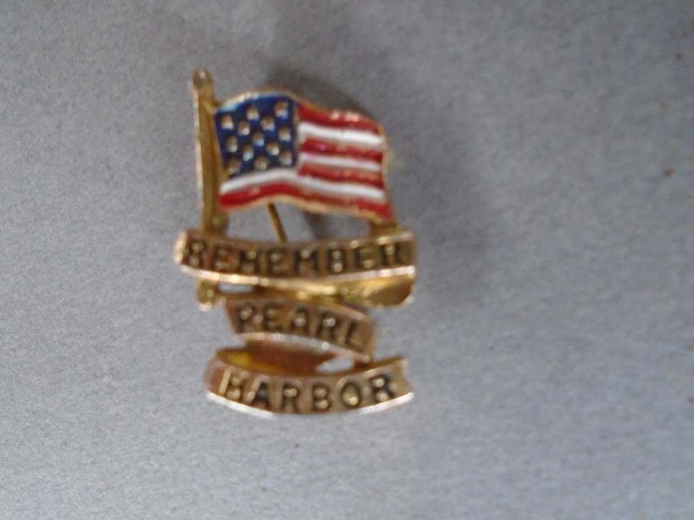 Remember Pearl Harbor pin with US flag, marked LN