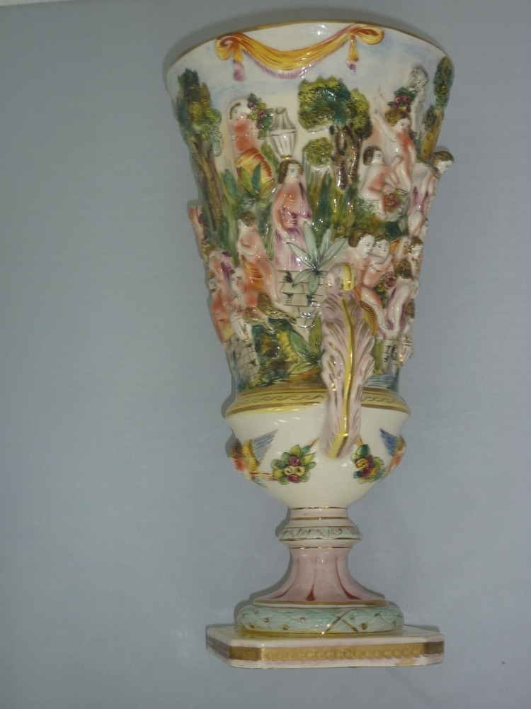 CAPODIMONTE VASE