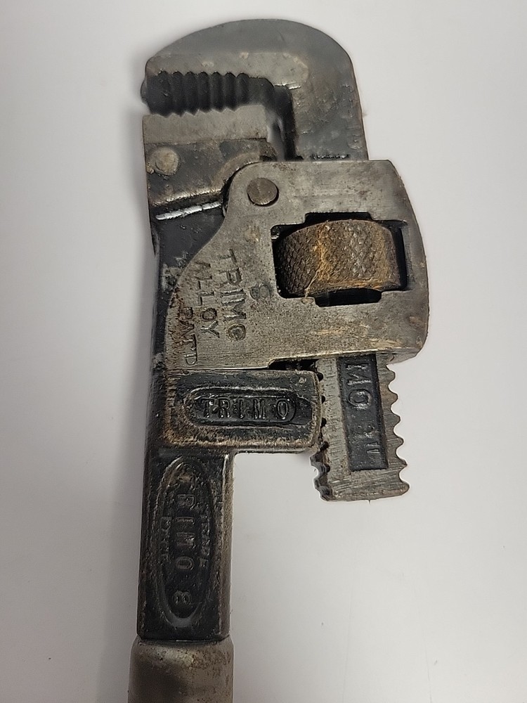 VINTAGE TRIMO MFG #8 WOOD HANDLED ADJUSTABLE PIPE WRENCH MONKEY
