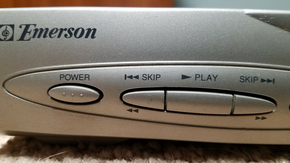 Emerson EWD7004 DVD Player