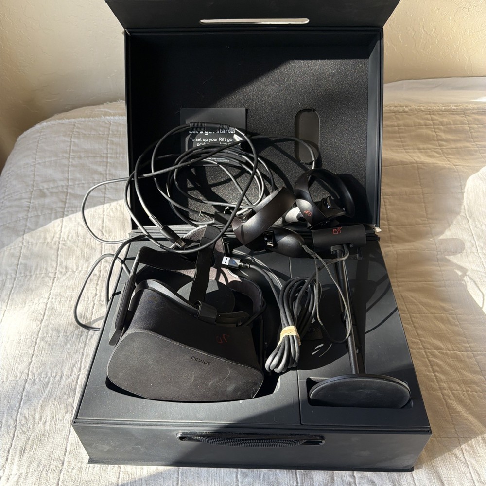 Original Oculus Quest 1 Rift With Box