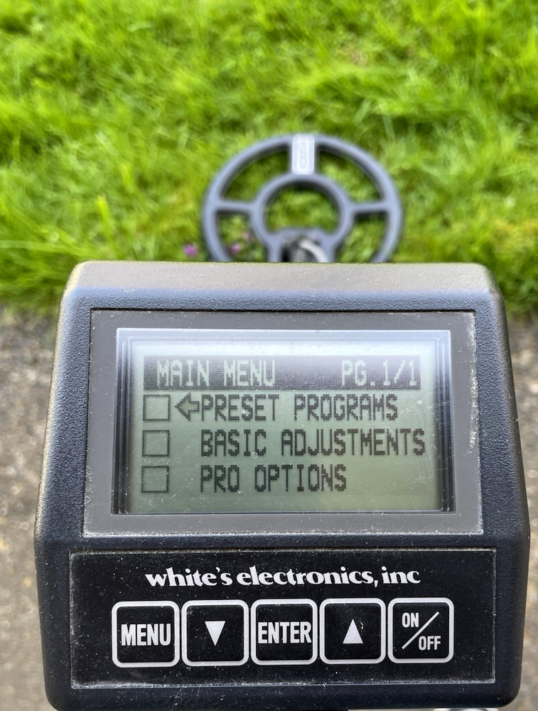 Whites DFX 300 Metal Detector.