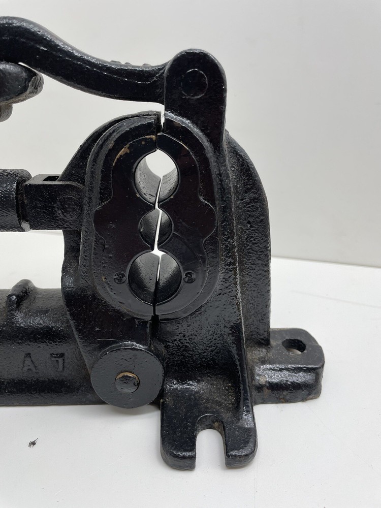 Antique Pipe Clamp- HG Butt MFG Co.- Smoothgrip No 1/2