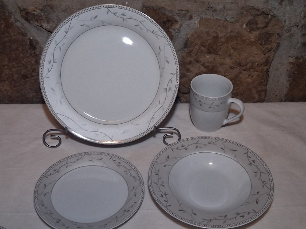 Fitz and Floyd Platinum Vine 4-Piece Dinnerware Set