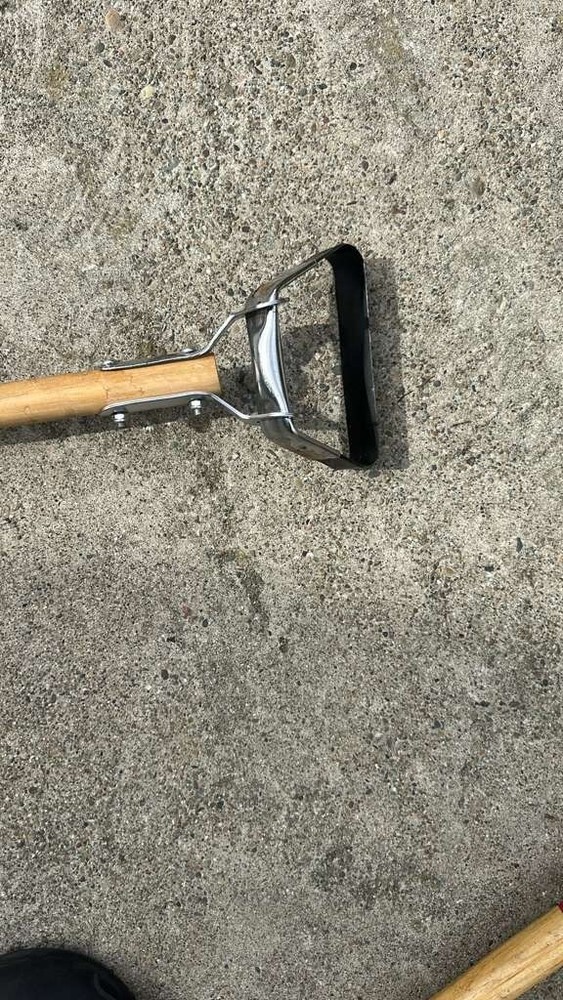 Stanley Garden Ashwood Long-Handle Wiggle Weeder