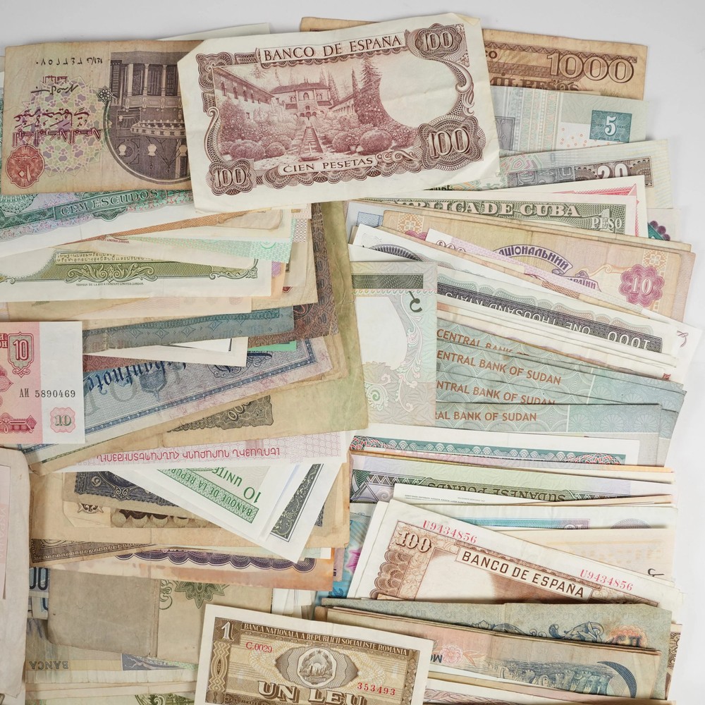 351x Assorted World/Foreign Bank Notes **Nice Assortment! 31206