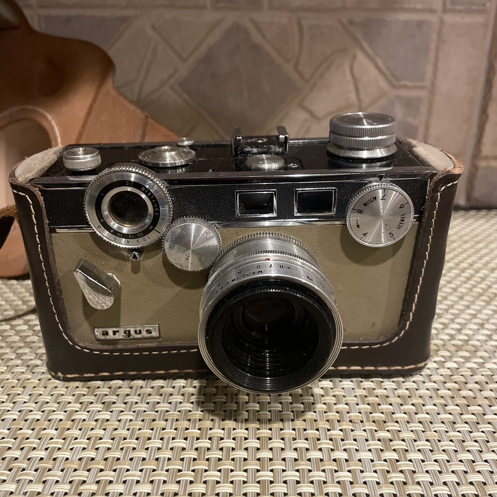 VTG - Argus 35mm Rangefinder Camera C3 w/ Leather Carrying Case - 📷