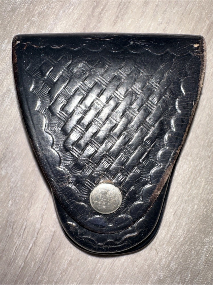 SMITH AND WESSON B70 BLACK LEATHER BASKET WEAVE HANDCUFF CASE