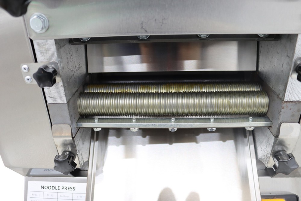 Electric Noodle Making Machine with 1.5&3mm Blade Dough Roller Sheet Maker025358