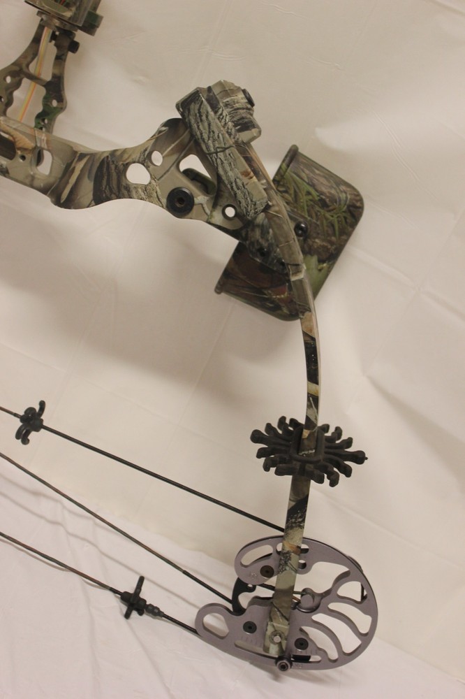 Bowtech Tomkat RH Compound Bow 70 LBS Camo