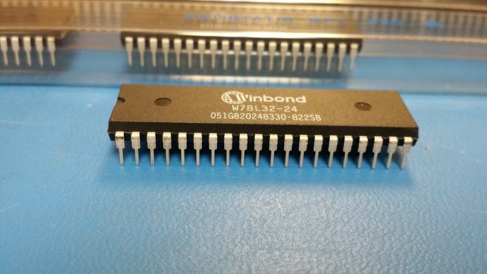 (1 PC) W78L32-24 WINBOND 8-BIT 24MHz MICROCONTROLLER PLASTIC DIP40 PIN