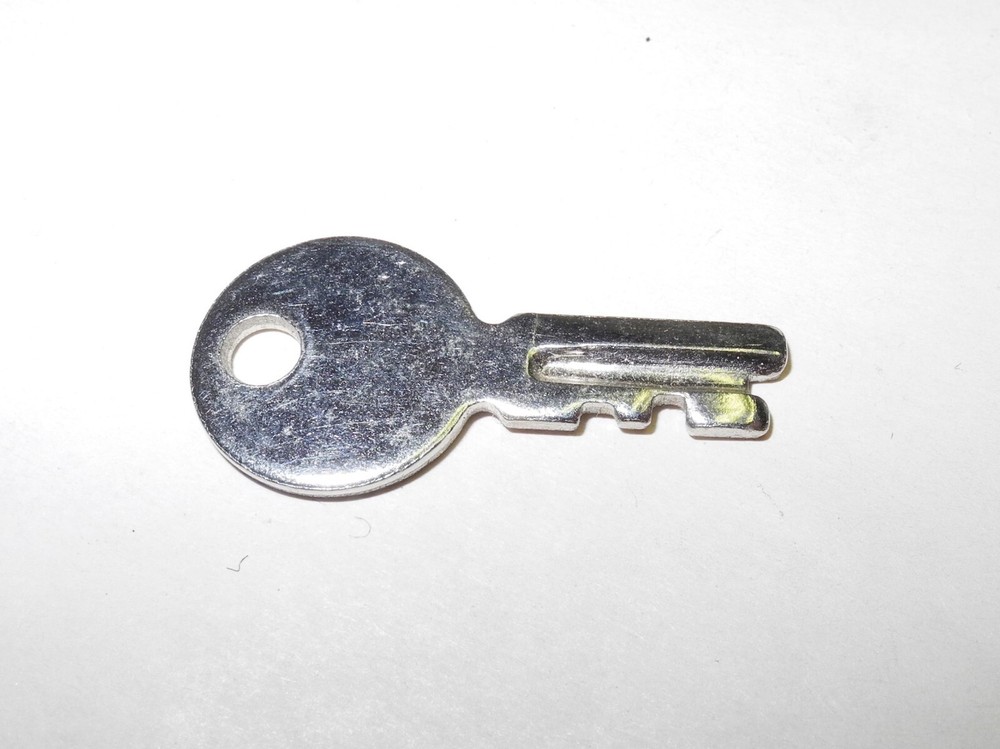 VINTAGE SINGER SEWING MACHINE #221 FEATHERWEIGHT BLACK CASE KEY, NICE CONDITION