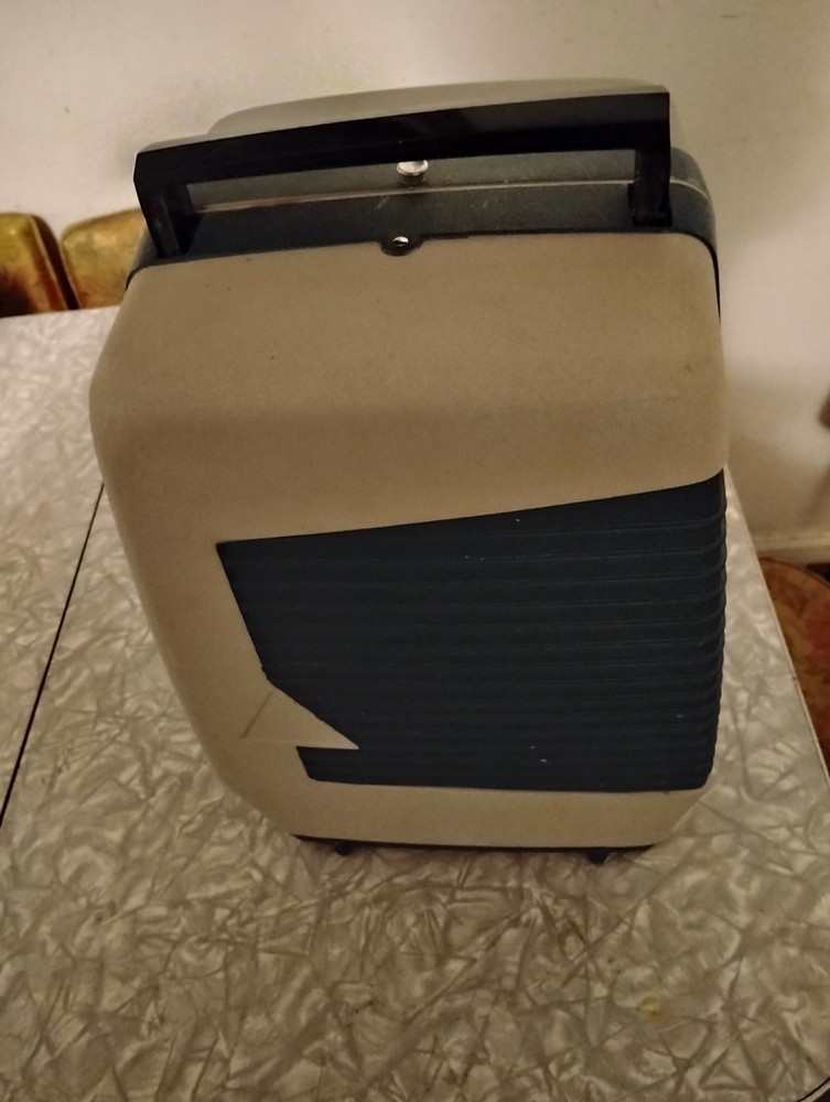 Vintage Tower Automatic Load 8mm Projector model 584.92830 Works Great