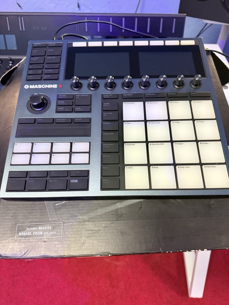 Native Instruments MASCHINE+ Sampler & Sequencer, Touchscreen, 16 Pads, USB