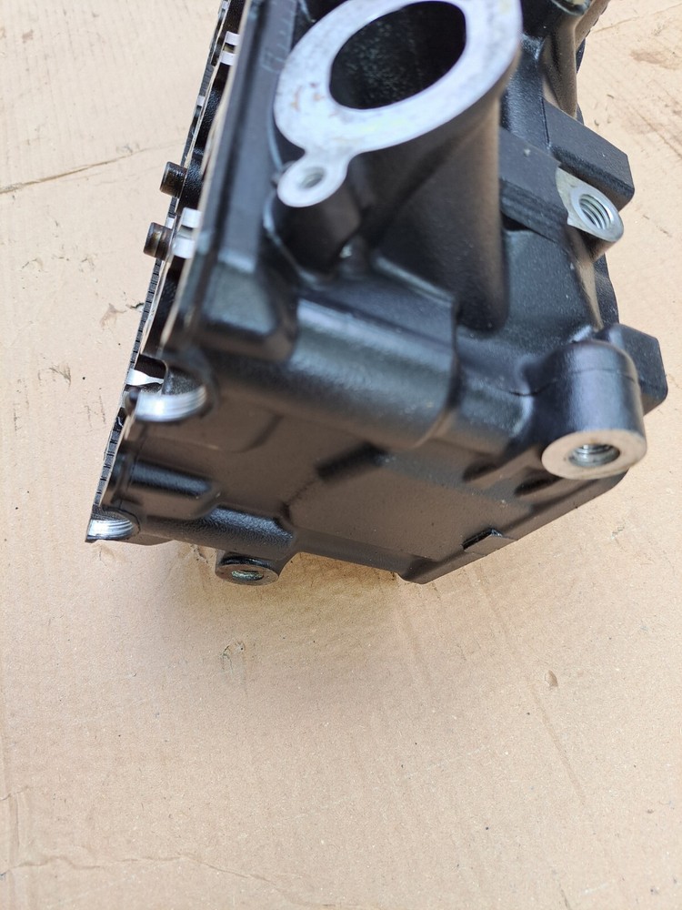 Suzuki gsr750 cylinder head