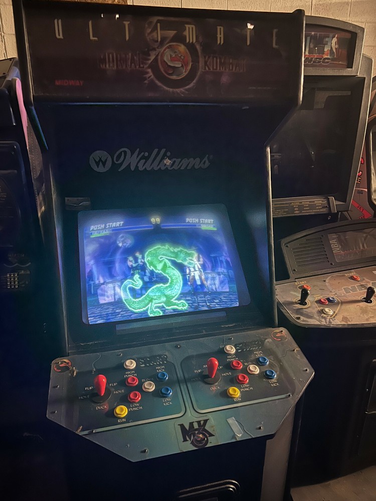 ULTIMATE MORTAL KOMBAT 3 ARCADE MACHINE by MIDWAY 1995 (Excellent Condition)
