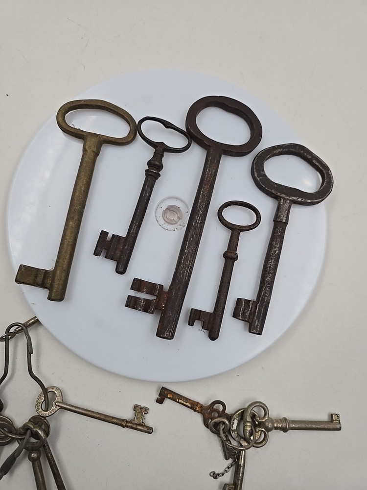 16 Skeleton Keys Various Styles And Sizes