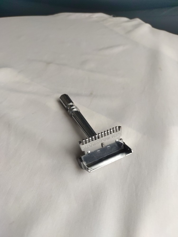 Gem Micromatic Open Comb Type Silver Tone SE Safety Razor
