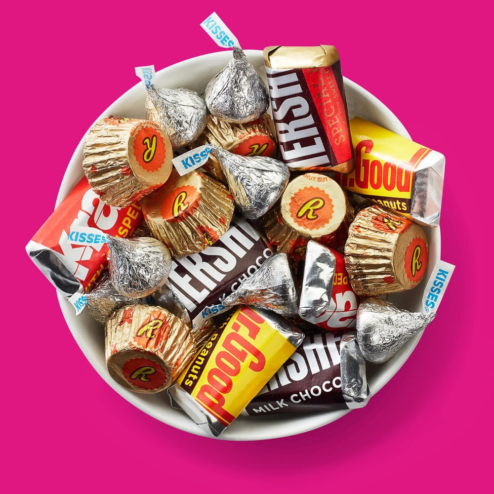 Hershey's and Reese's Miniatures Assorted Chocolate Candy, Party Pack 32.9 oz