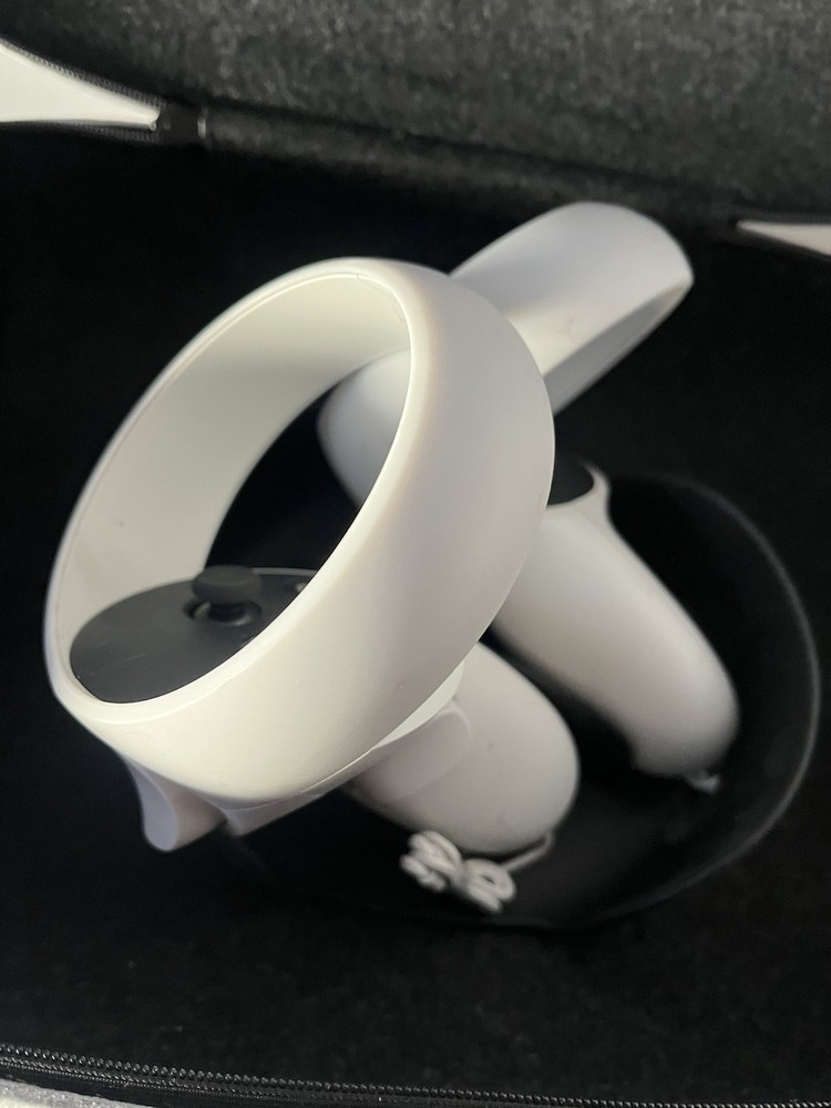 Meta Oculus Quest VR Controllers Left & Right W/case Powers On /No Further Testi