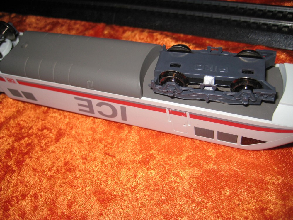 MODEL POWER # 2501 ICE ENGINE HO GAUGE 2 PIECES NOT WORKING....!