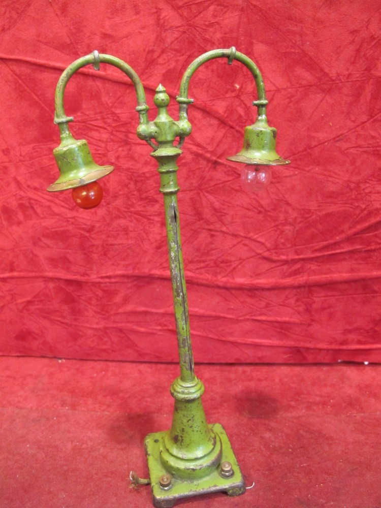 Lionel # 54 Double Gooseneck Lamp Post, Pea Green