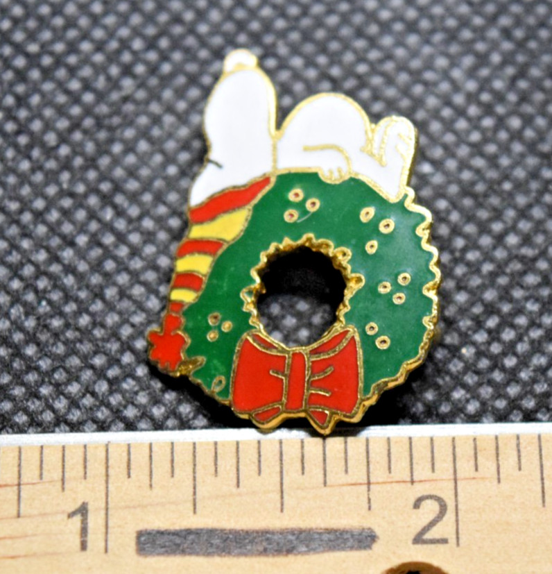Christmas Wreath Snoopy Red Yellow Hat Lapel Pin
